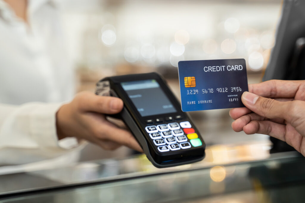 Image of a customer using credit card for payment.